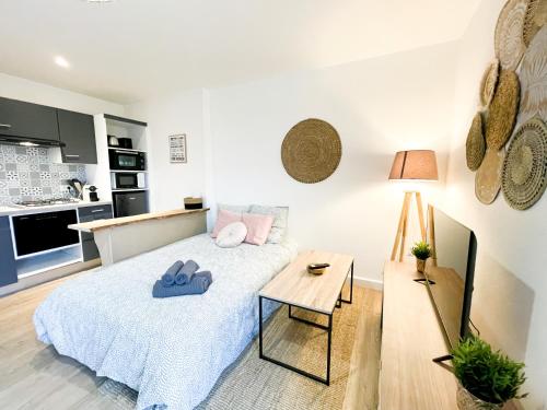 une chambre avec un lit et une table dans une pièce dans l'établissement Jacuzzi au Cocon brestois, à Brest