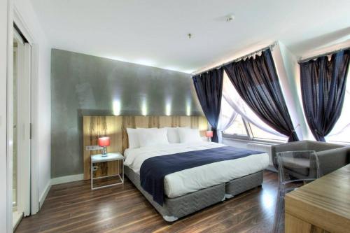 Tempat tidur dalam kamar di En Otel Karaca