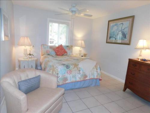 1 dormitorio con cama, silla y vestidor en H5 close to the front pool and clubhouse downstairs by lake, en Mallory Park