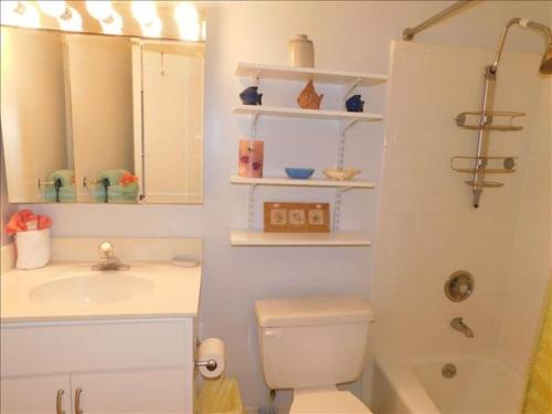 Un baño con inodoro, lavabo y ducha. en H5 close to the front pool and clubhouse downstairs by lake, en Mallory Park