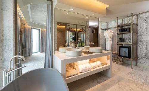 a bathroom with two sinks and a large mirror at Dos Reis by The Beautique Hotels in Lisbon