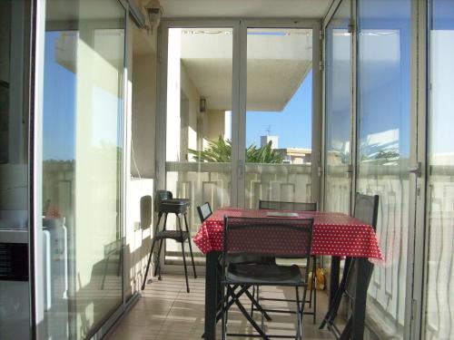 - une table sur un balcon avec une table et des chaises dans l'établissement Studio type T1 avec parking et cave à 600 m de la plage, à Fréjus