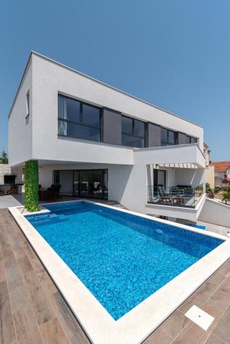 Villalux2022 mit Pool beheizt