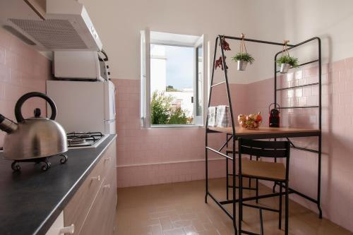 A kitchen or kitchenette at Rusticano - intero appartamento