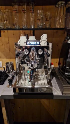 une machine assise au-dessus d'un comptoir dans l'établissement Alpen Lodge Berwang, à Berwang