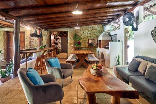 a living room with a couch and a table at Villa Havana in Mal País