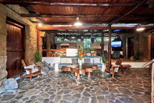 a living room with a table and chairs at Villa Havana in Mal País