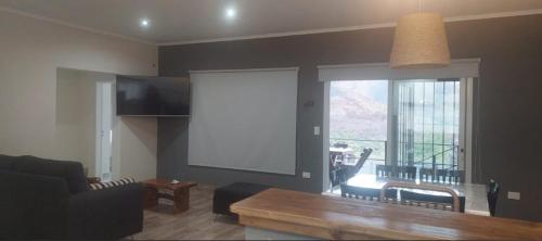 sala de estar con sofá y mesa en A mi manera - Casa de Sierra en Villa Giardino