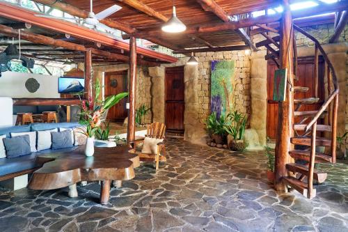 a living room with a couch and a table at Villa Havana in Mal País