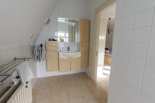 een badkamer met een wastafel en een spiegel bij City House Hoorn in Hoorn