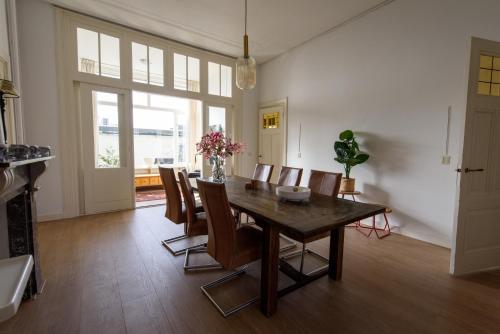 a dining room with a table and chairs at City House Hoorn in Hoorn