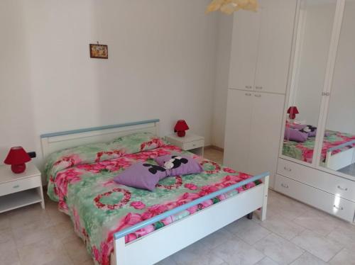 1 dormitorio con 1 cama y 2 espejos en Villa Malù, en San Pietro in Bevagna