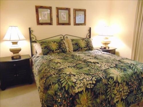 ein Schlafzimmer mit einem Bett und zwei Lampen an Tischen in der Unterkunft N5 great for families 4 twins 1 king, screened room large living room 2 and 1 half baths bedromms up in Mallory Park