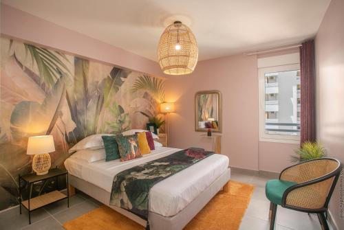 um quarto com uma cama grande e uma pintura na parede em Appartement standing vue sur mer des Caraïbes em Fort-de-France