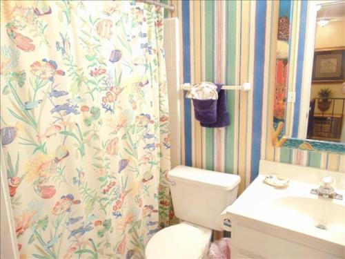 ein Badezimmer mit Toilette und Duschvorhang in der Unterkunft N5 great for families 4 twins 1 king, screened room large living room 2 and 1 half baths bedromms up in Mallory Park