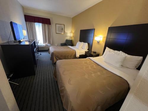 Katil atau katil-katil dalam bilik di Quality Inn Richmond Airport