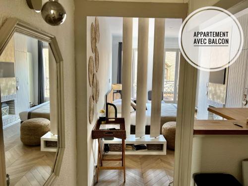 une chambre avec un miroir et une chambre avec un lit dans l'établissement Centre historique Dijon 