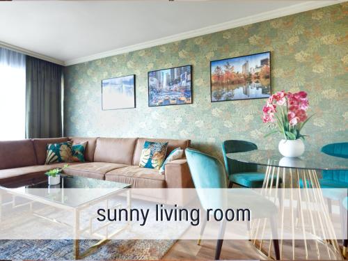 ein Wohnzimmer mit einem Sofa und einem Tisch in der Unterkunft SUPERIOR LIVING - luxury and comfort in Bad Oeynhausen