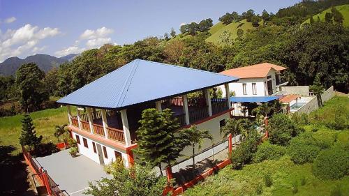 ハラバコアにあるCabaña Don Tobo Jarabacoa RDの青屋根の家屋
