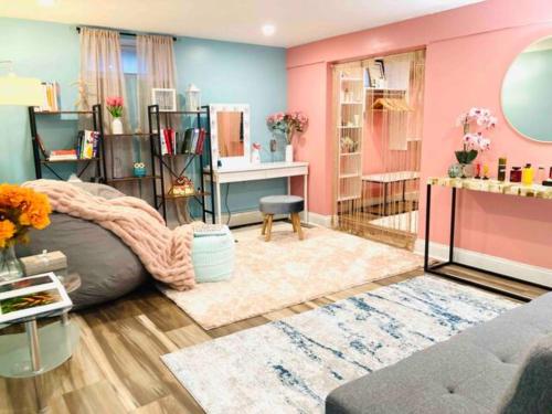 ein Wohnzimmer mit einem rosa Zimmer mit einem Sitzsack in der Unterkunft RI Full House - Gym, Entertain & More in Cranston