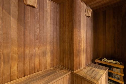 a sauna with wooden walls and a wooden bench at Aurora Paulistana a passos do Metrô República in Sao Paulo