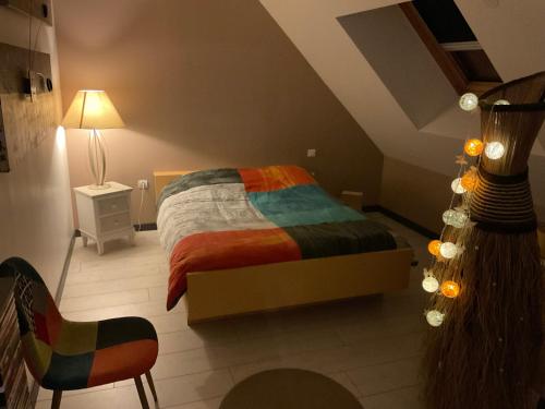 1 dormitorio con 1 cama, 1 mesa y 1 lámpara en CHAMBRES 24h DU MANS OU LE MANS CLASSIC OU GP MOTO, en Saint-Gervais en-Belin