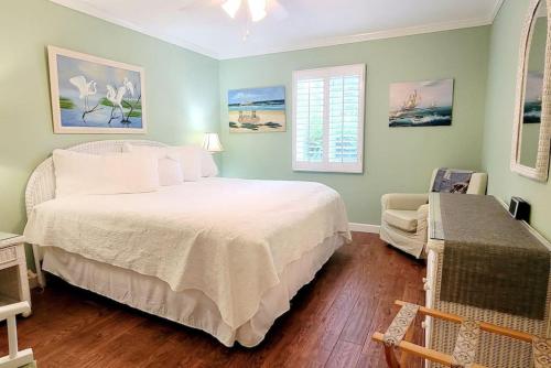 Un dormitorio con una gran cama blanca y una ventana. en A3 tile floors pet friendly easy access downstairs faces nice grassy area Close to pool, en Mallory Park
