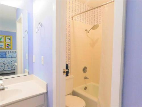 a bathroom with a toilet and a sink and a shower at G2 great extra glassed in dining area 3bed 2 5 bath very nice glassed in porch close to clubhouse in Mallory Park