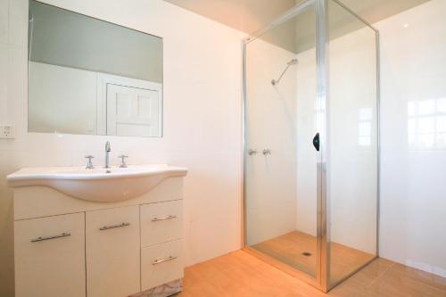 La salle de bains est pourvue d'un lavabo et d'une douche. dans l'établissement Kepler View, à Warrnambool