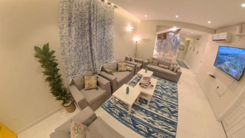 een woonkamer met een bank en een tafel bij نزل ليلى الفندقية الفاخرة luxury in Abha