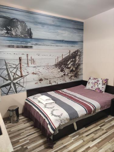 - une chambre avec un lit et une peinture sur la plage dans l'établissement Medical University Apartments, à Plovdiv