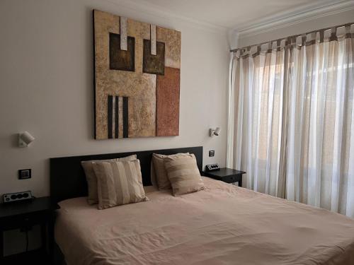 una camera da letto con un letto con due cuscini di Apartamento privado en Bahía Feliz a Playa del Aguila