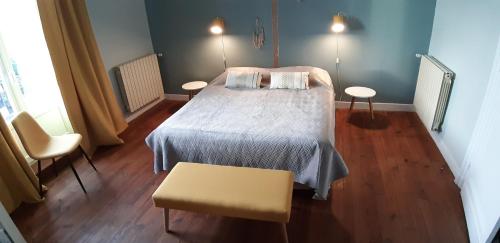 um quarto com uma cama, uma mesa e cadeiras em Villa MAGDA à 30 mn mer pour vacances ou cure em Dax