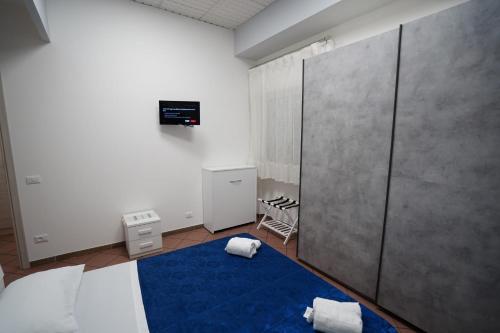 um quarto com uma cama e um tapete azul em AYN Apartment em Tiriolo