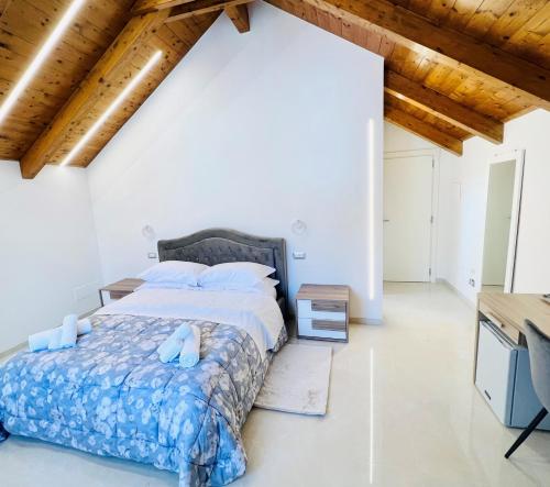 um quarto com uma cama e um tecto de madeira em La Villa Carmelina em Agerola