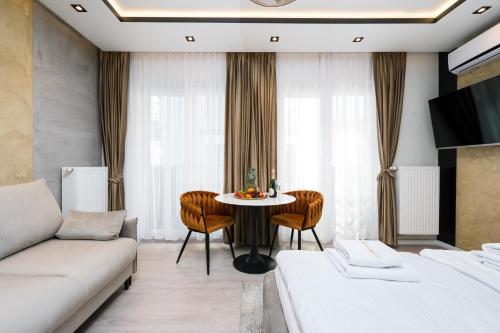 salon z kanapą i stołem w obiekcie Salomea apartments Kraków, Stary Kazimierz, Tauron arena w Krakowie
