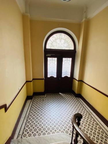 une chambre vide avec une porte et une fenêtre dans l'établissement Corso Home- central apartment in Menton, à Menton