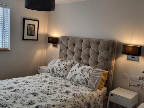 Un pat sau paturi într-o cameră la Yew Fold