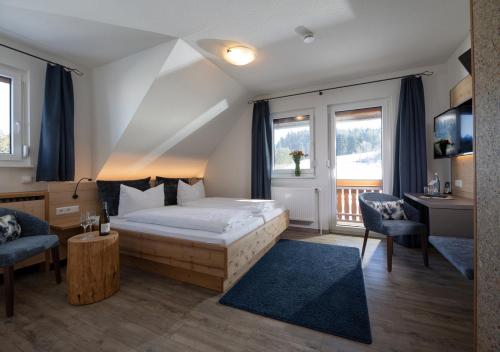 a hotel room with a bed and a desk at ThälerHäusle in Furtwangen
