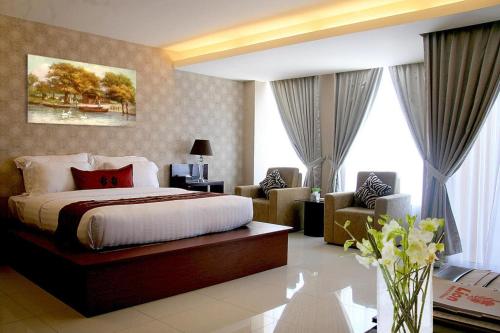 Tempat tidur dalam kamar di Lion Hotel & Plaza