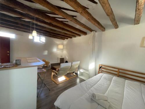 1 dormitorio con cama, escritorio y mesa en Punta Me Beautiful Apartment in Plaza España en Madrid