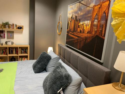 a bedroom with a bed with a picture on the wall at New Apartment Leipzig Zentrum mit Tiefgarage in Leipzig