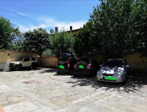 un grupo de autos estacionados en un estacionamiento en Apartement NICKY en Florencia