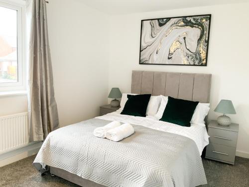 um quarto com uma cama com duas toalhas em Arcaro house em Andover