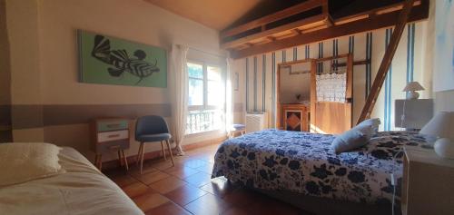 Schlafzimmer mit einem Bett und einem Fenster in der Unterkunft Aux berges du pont du gard in Vers-Pont-du-Gard
