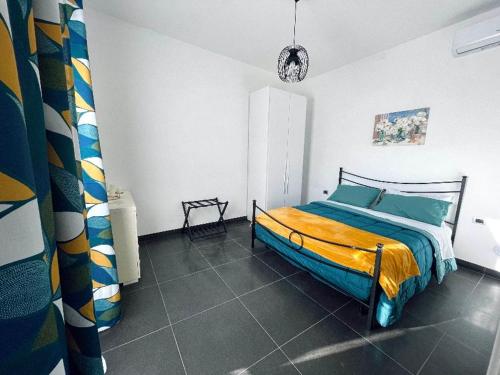 1 dormitorio con 1 cama en una habitación en CASA DANI, en Tarquinia