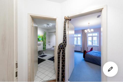 un pasillo que conduce a un dormitorio con una corbata de jirafa en Altstadt Lennep - Schicke Wohnung en Remscheid