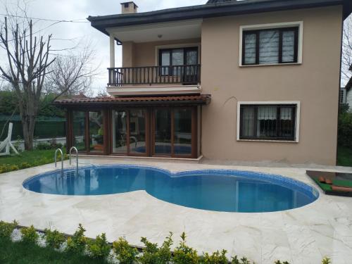 ein Haus mit einem Pool vor einem Haus in der Unterkunft Villa manolya in Sapanca