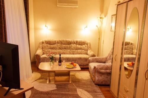 - un salon avec un canapé et une table dans l'établissement Starye Bendery, à Bender
