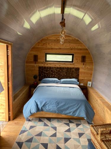 ein Schlafzimmer mit einem großen Bett in einem Zimmer in der Unterkunft Glamping La Cepa GUATAPÉ in Guatapé